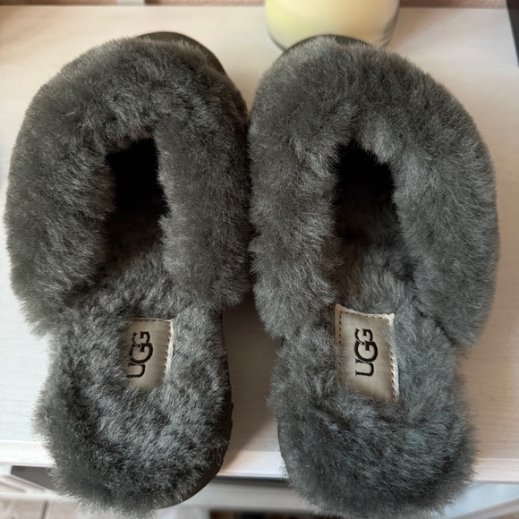 Like New UGG Women's Warm Slipper Size 8 - Picture 4 of 9